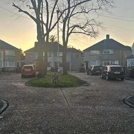 Spacious & Modern 2-Bed House In Dagenham